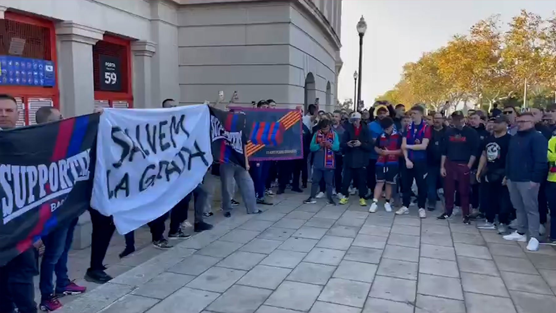 Protestas en Montjuic por el cierre de la grada de animación.