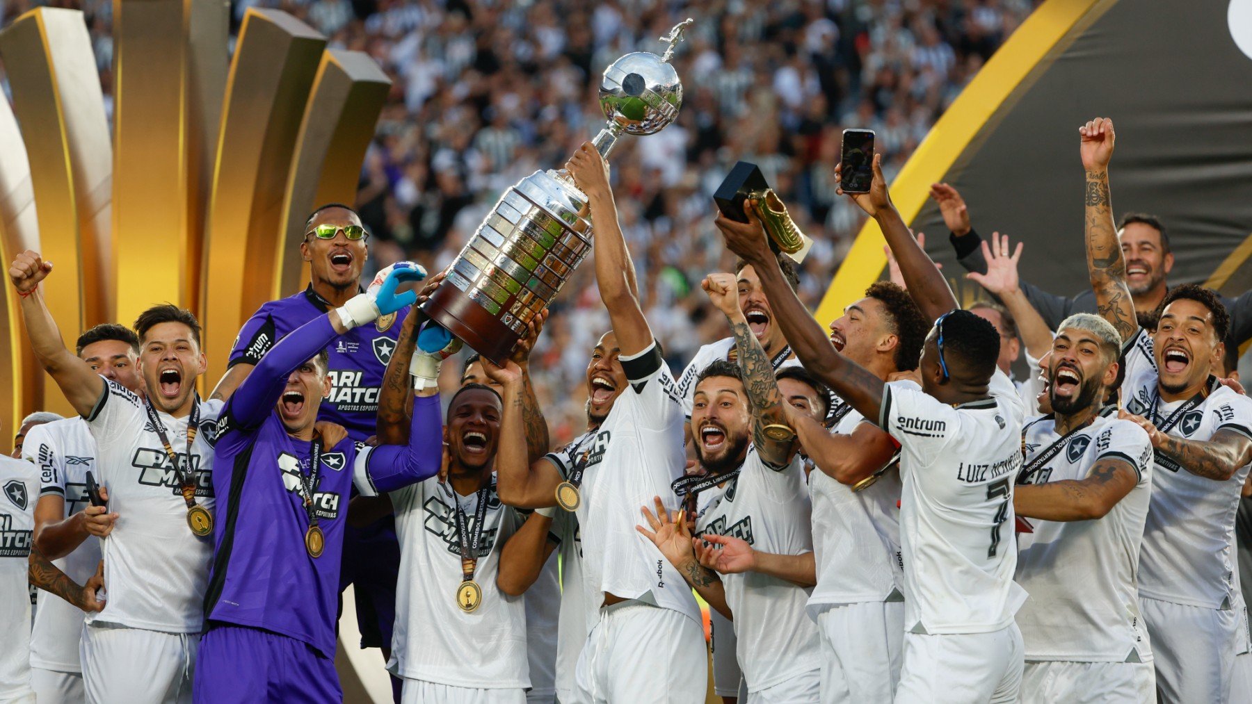 Los jugadores de Botafogo levantan la Copa Libertadores. (EFE)