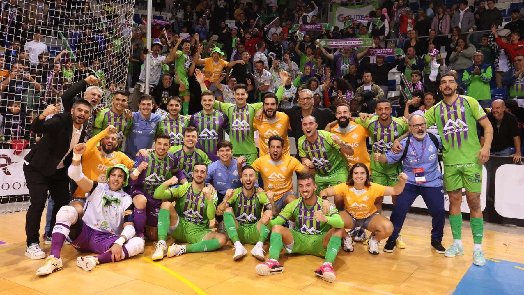 Los jugadores, celebrando la clasificación.