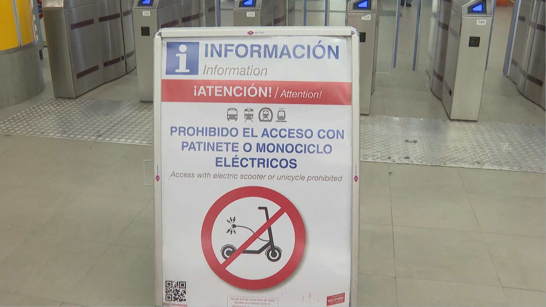 Cartel informativo sobre la prohibición de acceder con patinetes eléctricos a una estación.