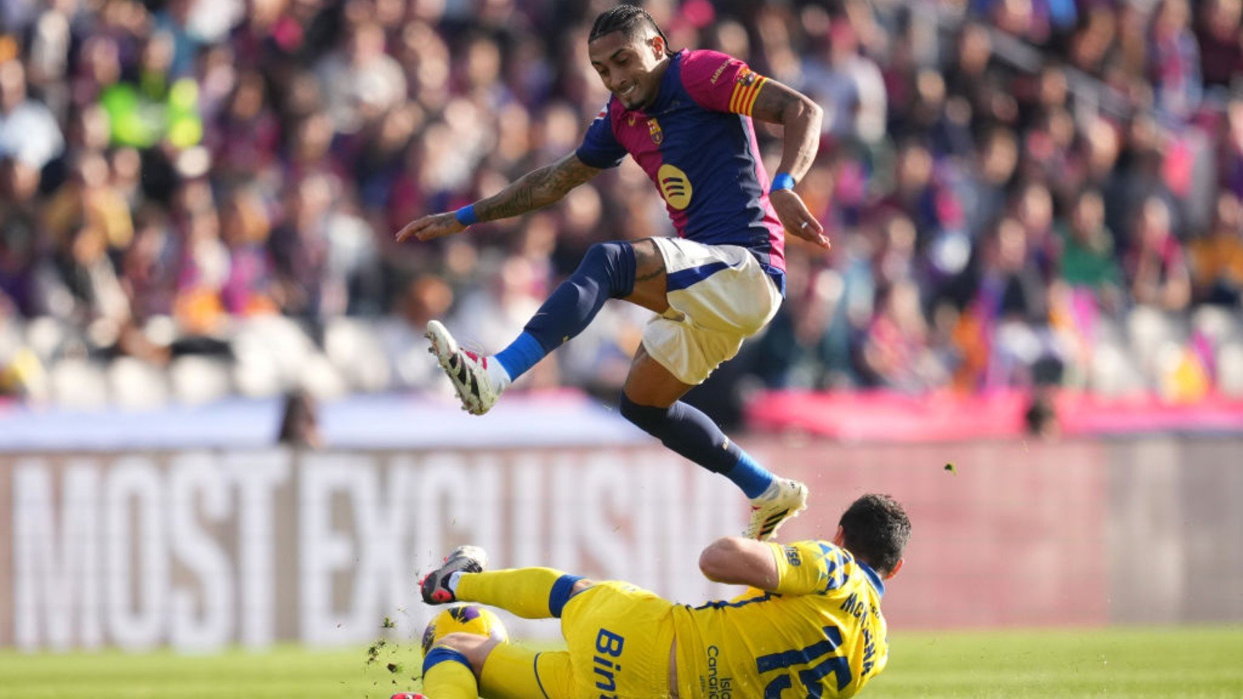 Raphinha intenta sortear a un jugador de Las Palmas. (Getty)