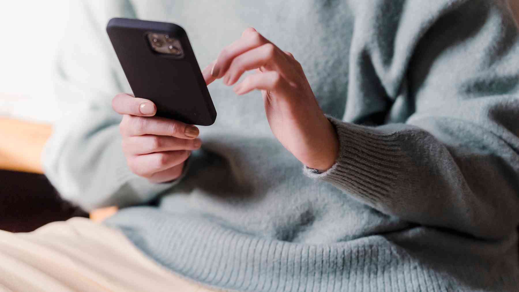 Una persona con su teléfono.