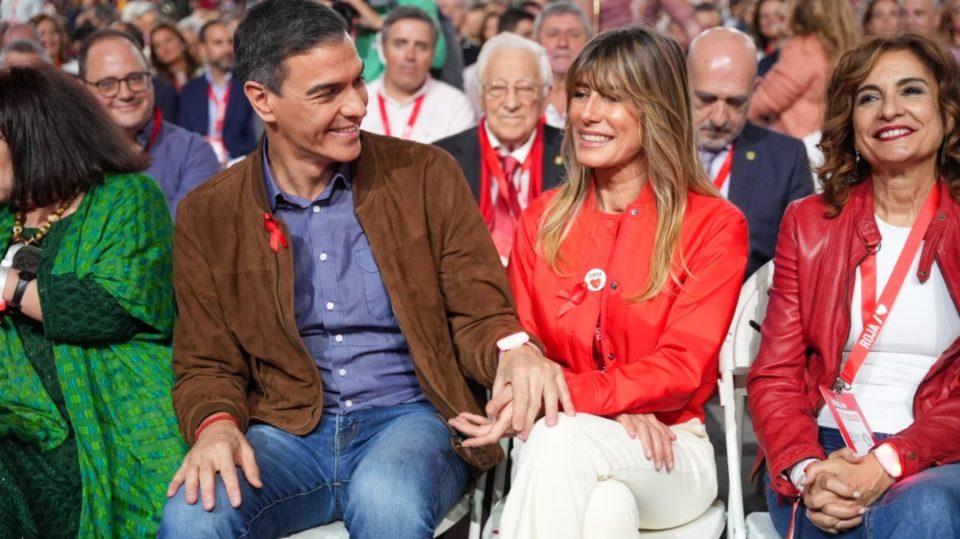 pedro-sanchez-y-begona-gomez-en-el-41--congreso-federal-del-psoe-960x539.jpg