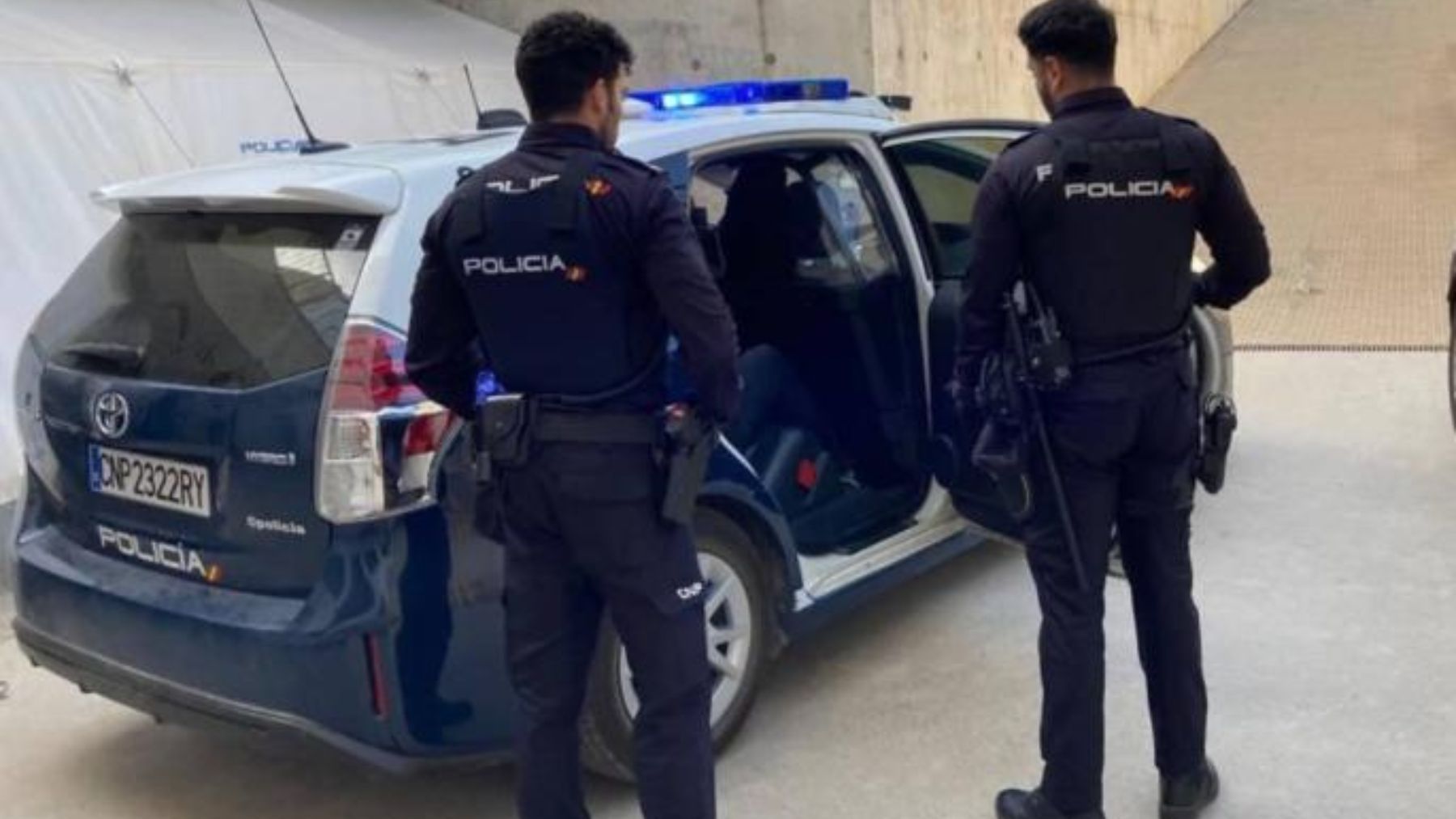 Dos agentes de la Policía Nacional