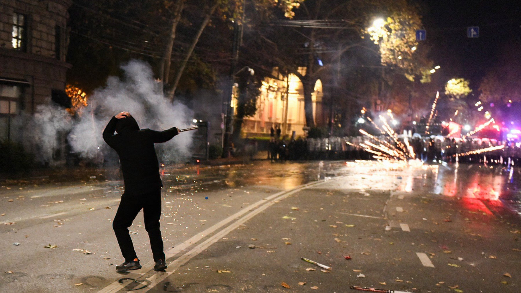 Un manifestante contra el freno del gobierno de Georgia de las negociaciones de adhesión a la UE. (Foto: EP)