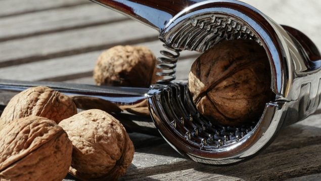 Truco definitivo para abrir nueces, truco sencillo para abrir una nuez sin esfuerzo, cómo abrir una nuez fácilmente, truco de cocina para abrir nueces.