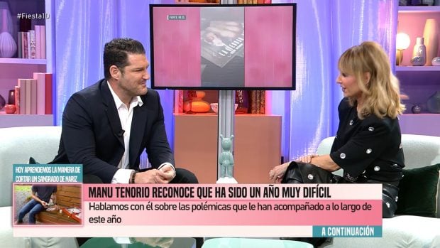 Manu Tenorio junto a Emma Garcia en el plató de Fiesta (Mediaset).