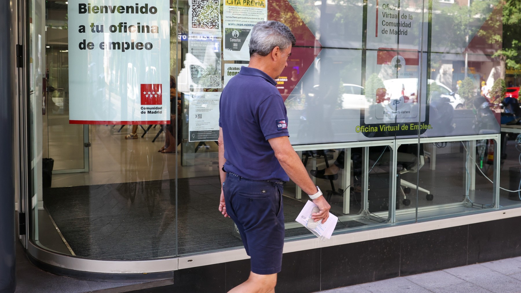 Una persona camina por delante de una oficina del SEPE. (EP)