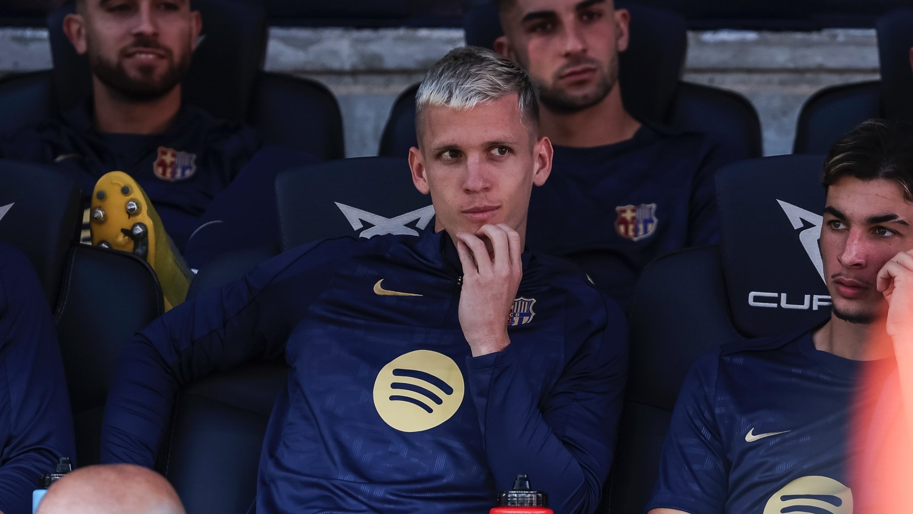 Dani Olmo, en el banquillo del Barça. (EP)