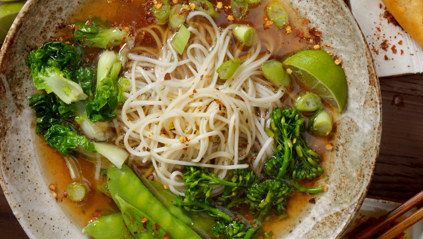 Fideos de arroz con verduras.