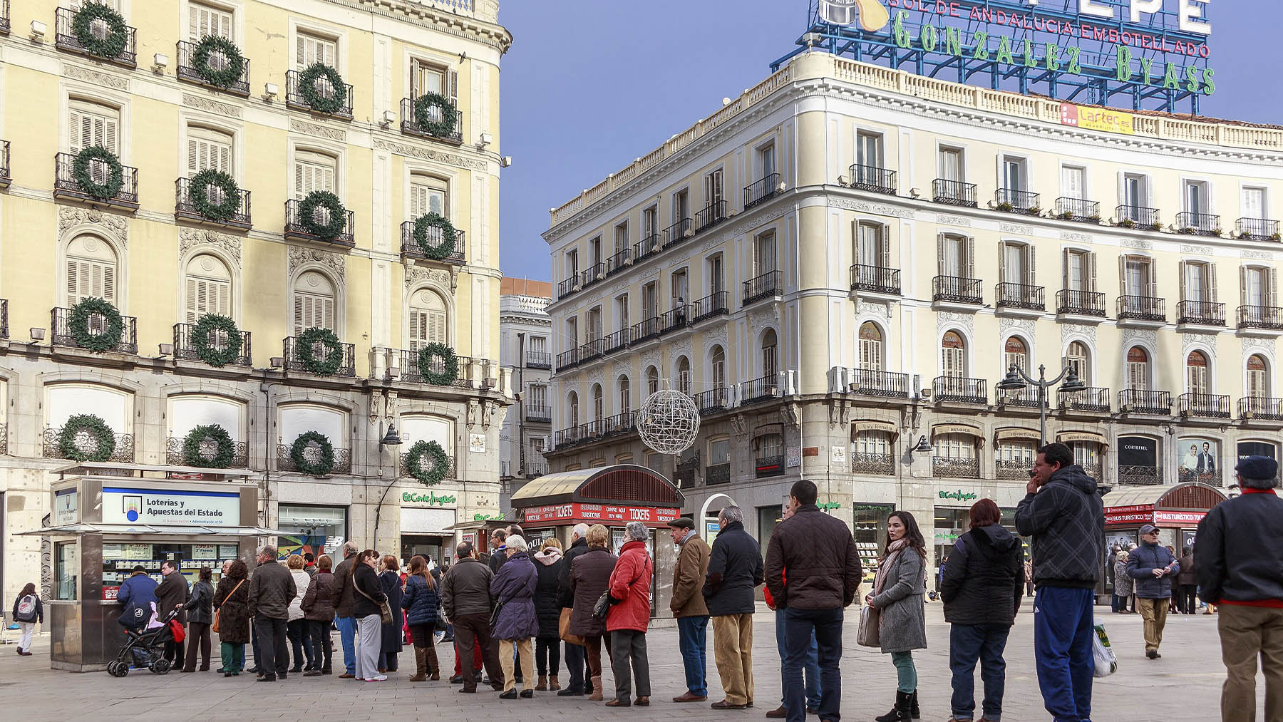 Fila para comprar billetes del Gordo de Navidad en Madrid. Foto: Barcex en Wikimedia Commons