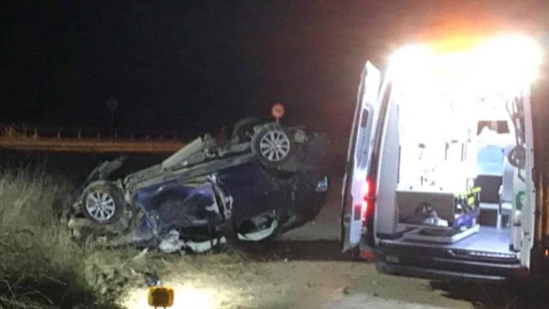 El coche accidentado en una carretera de Granada.