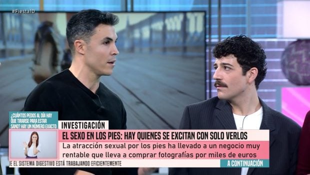 Kiko Jiménez junto a sus compañeros del programa Fiesta (Mediaset).