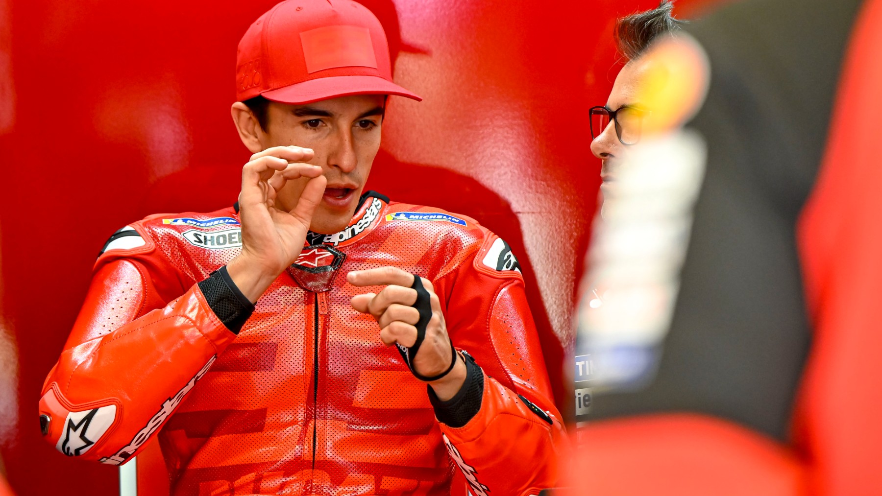 Marc Márquez en el box durante el test de Barcelona con la Ducati. (EP)