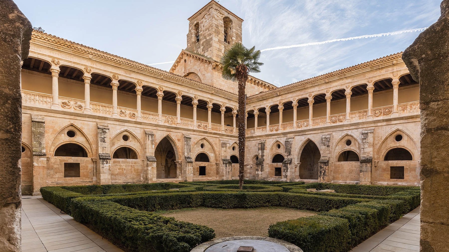 Patio del Monasterio de Santa María de Huerta. Foto: Diego Delso en Wikimedia Commons.