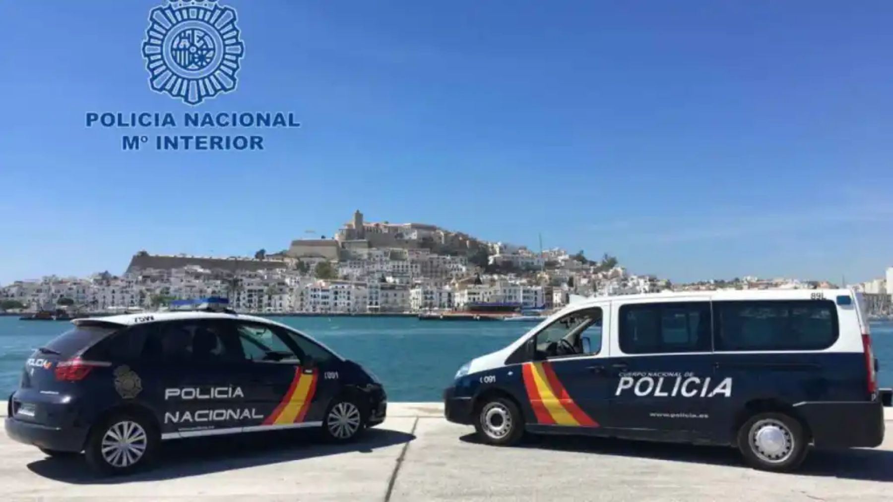 Dos coches patrulla de la Policía Nacional en Ibiza.