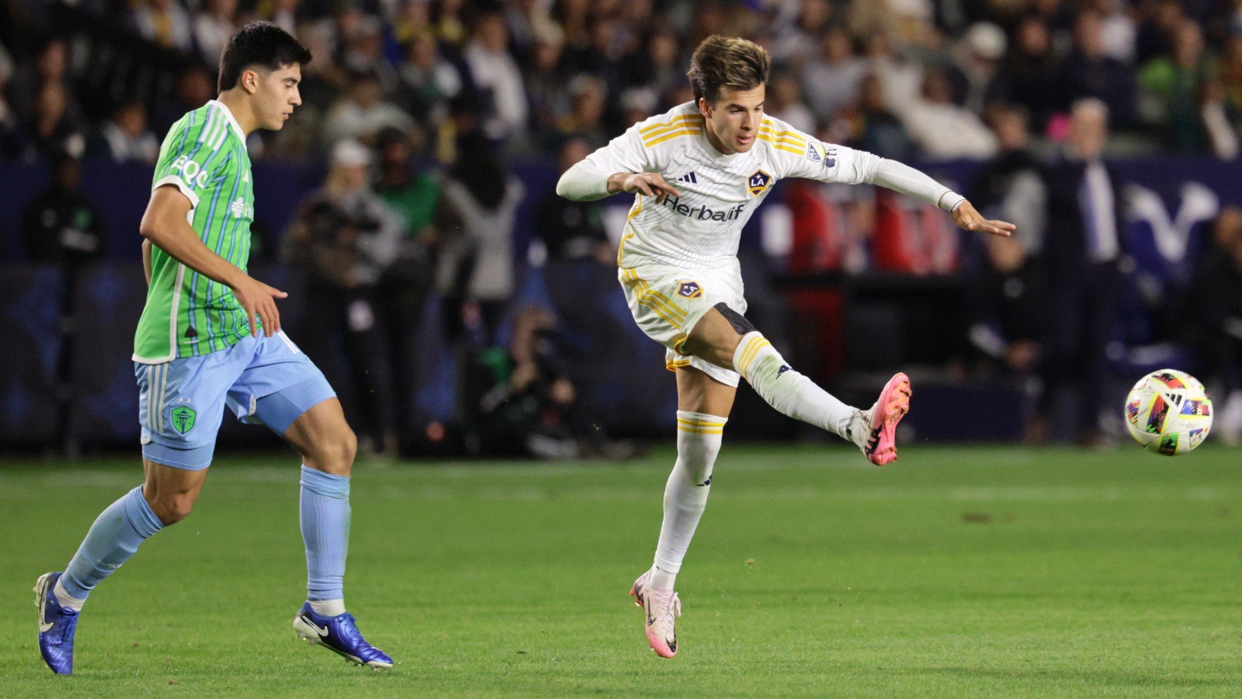 Riqui Puig golpea el balón durante la final de la Conferencia Oeste con los Galaxy. (EFE)