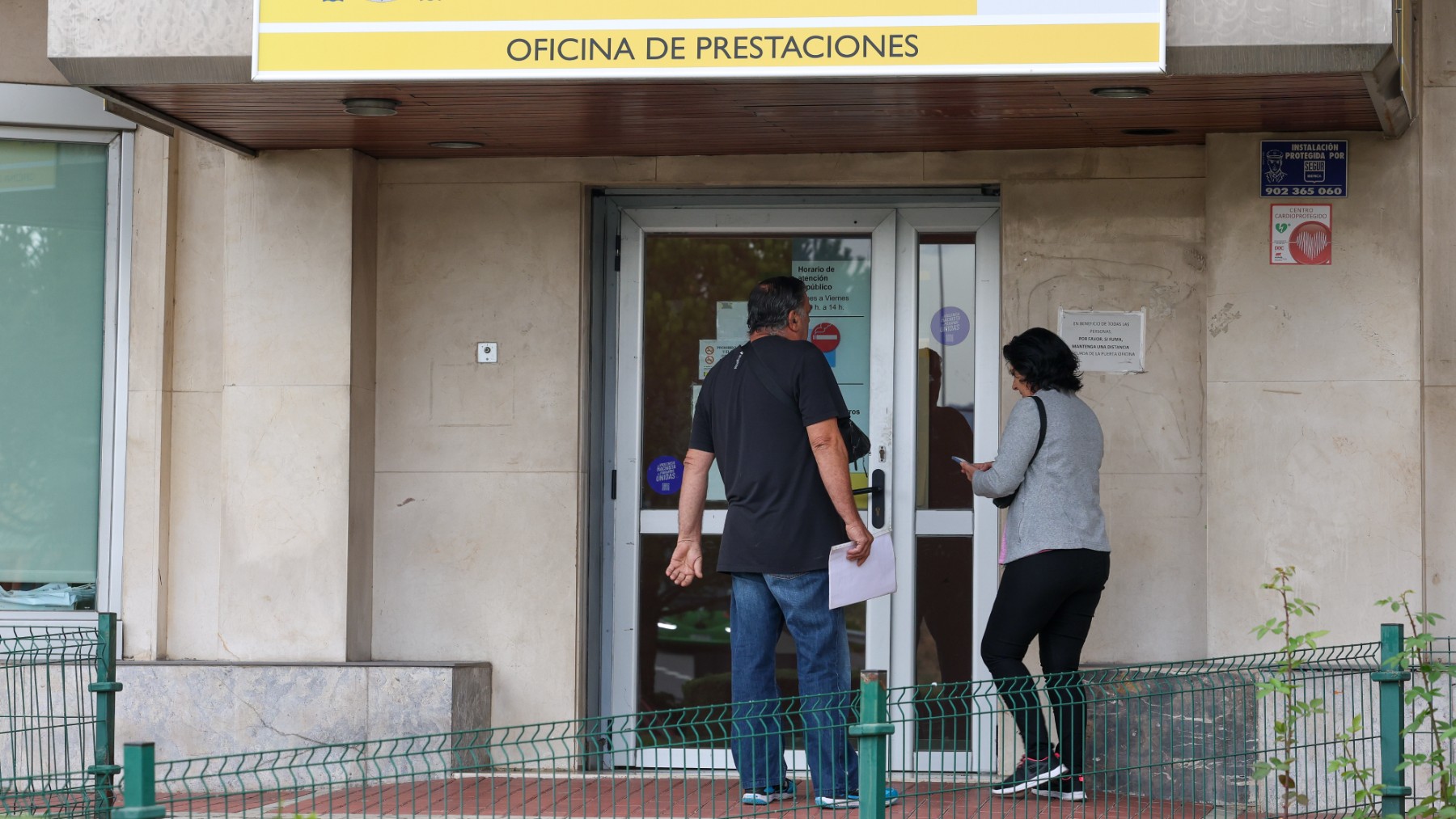 Dos personas entran en una oficina del SEPE. (EP)