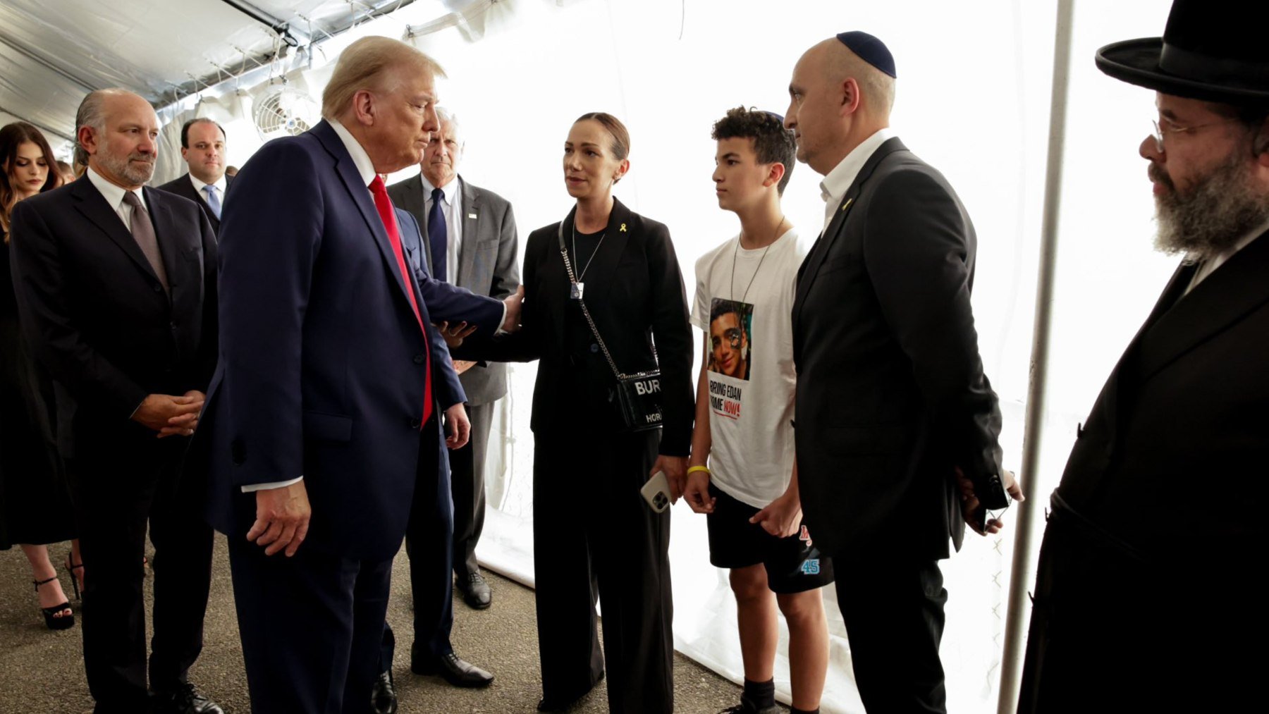 Trump con los familiares del rehén Edan Alexander en la tumba del rabino Menachem Mendel Schneerson.