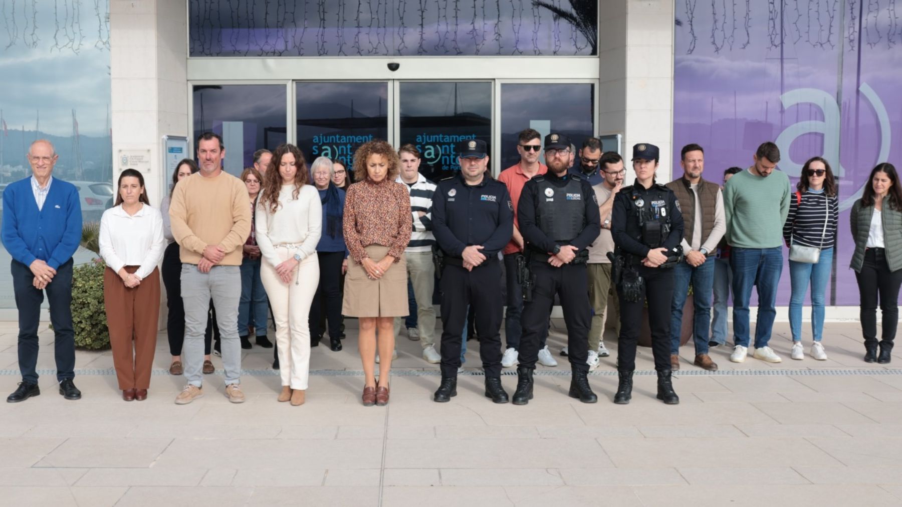 Concentración en Sant Antoni de Portmany por el apuñalamiento de una mujer.