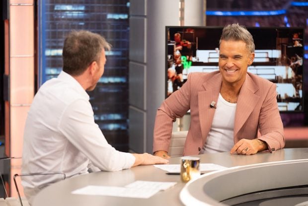 Pablo Motos junto a Robbie Williams en su visita a El Hormiguero (Atresmedia).