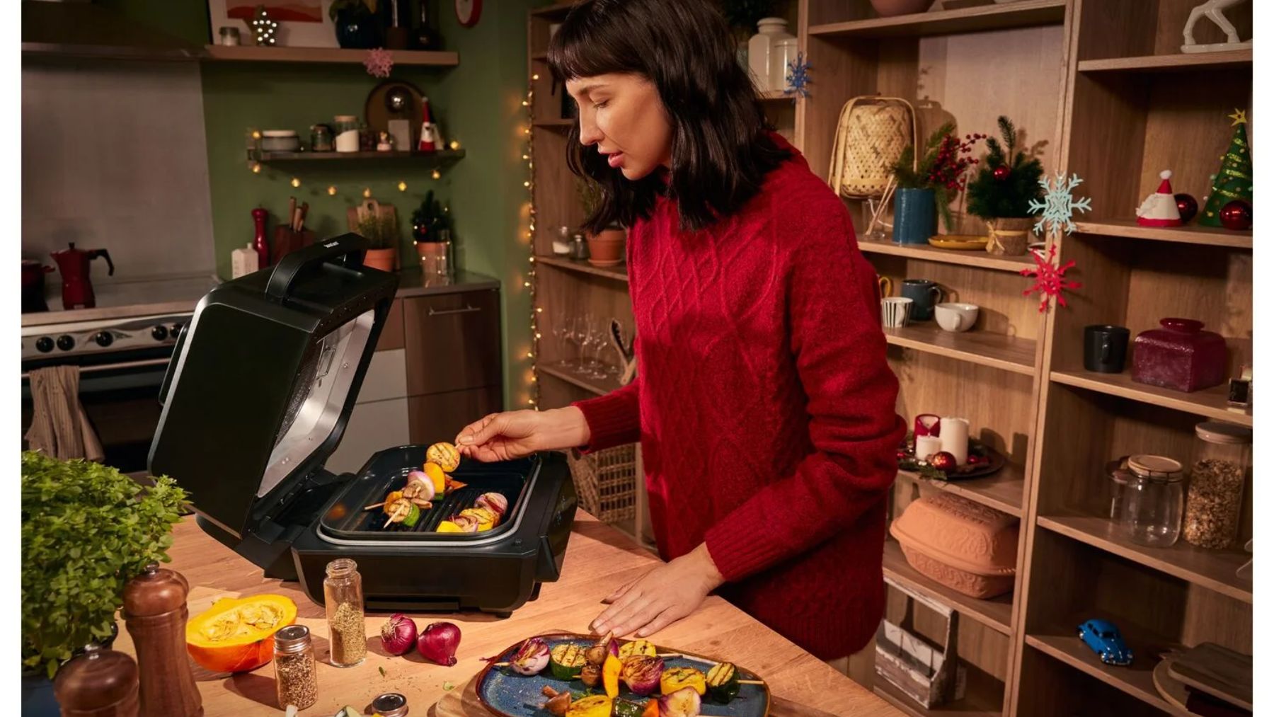 Mujer usando la nueva freidora de Lidl.