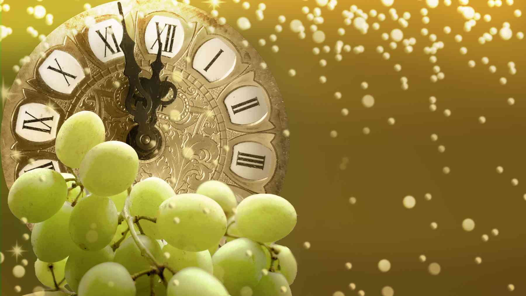 Uvas y el reloj marcando la medianoche.