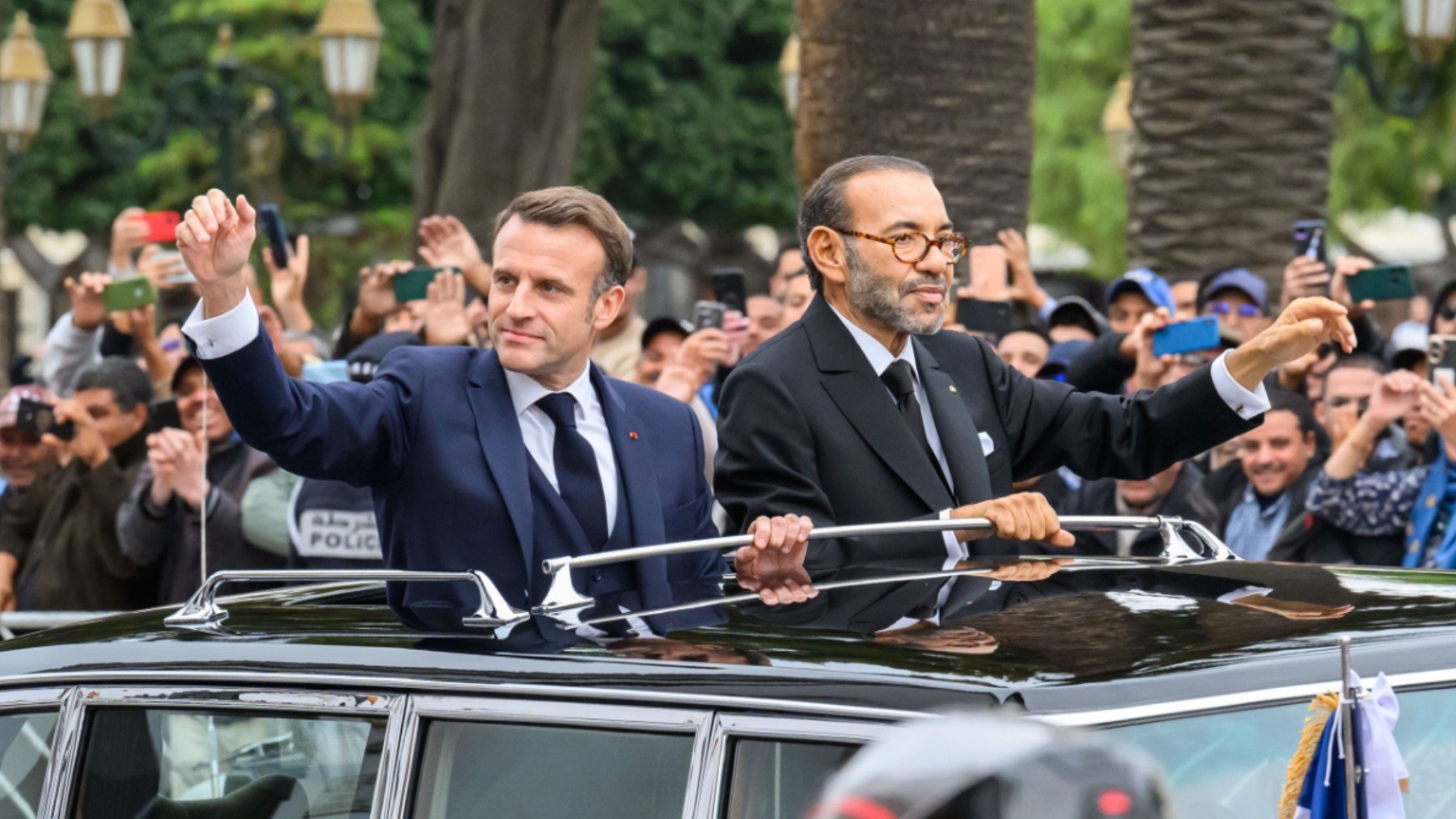 Emmanuel Macron y Mohamed VI desfilan en Rabat. (Foto: Europa Press)