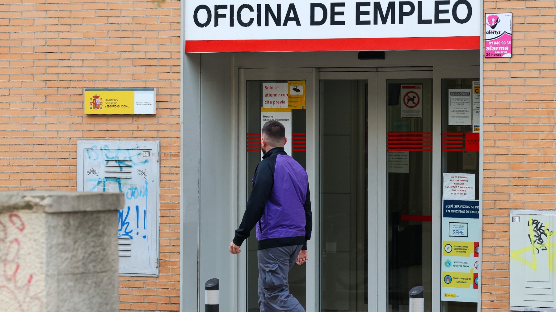 Una persona camina por delante de una oficina de empleo. (EP)