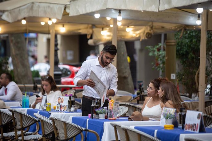 Un camarero atiende a una mesa en las Rambla de Palma.