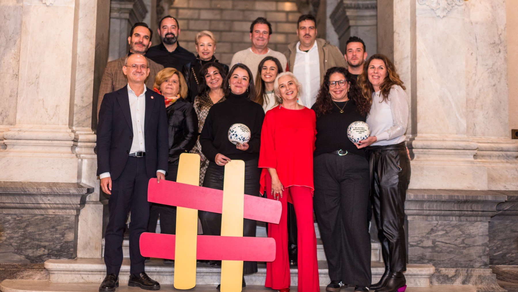 José Miguel Herrero Velasco, director general de Alimentación del Ministerio de Agricultura, Pesca y Alimentación; María Ritter, directora de Guía Repsol; Mariola Cubells, conductora del acto; y los Premio Sol Sostenible #AlimentosdEspaña de Guía Repsol que han participado en el evento. (Foto: Alfredo Cáliz)