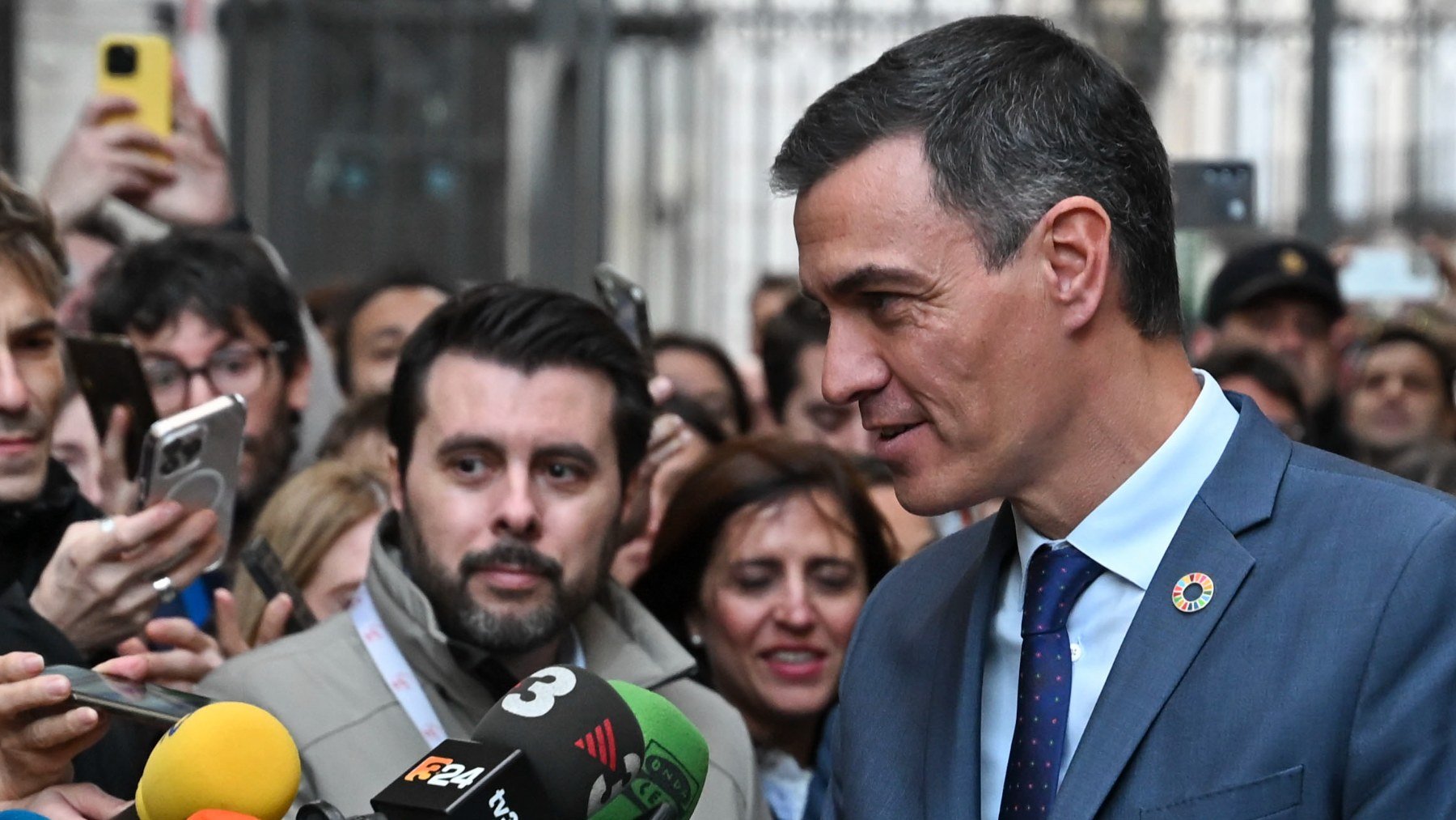 Ion Antolín con Pedro Sánchez tras un pleno celebrado en el Congreso de los Diputados. (Foto: Efe)