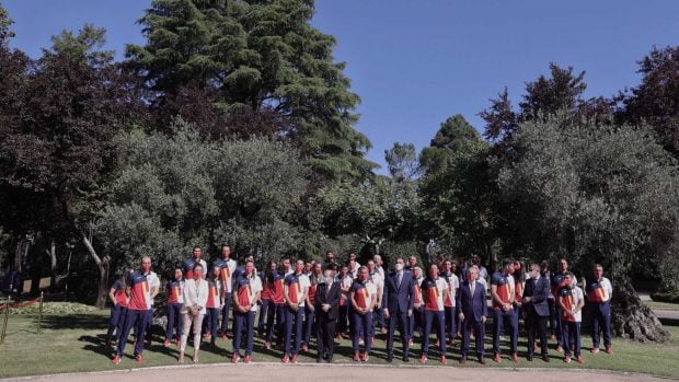 El equipo olímpico español en los jardines de La Moncloa. (Foto: EP)