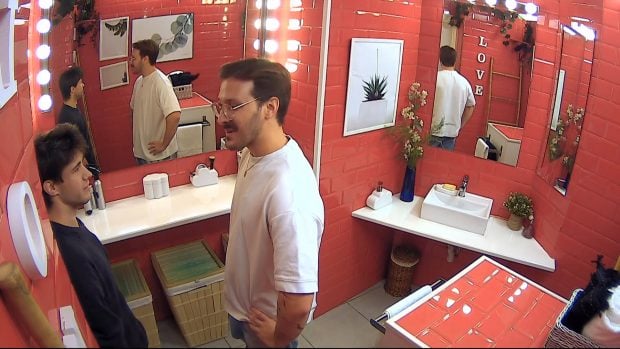 Unai junto a su hermano, trabajador de First Dates. (Mediaset)