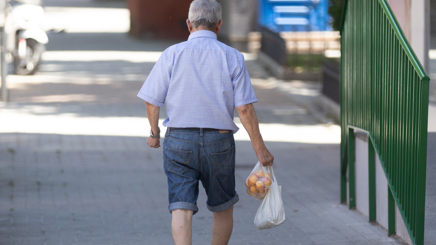 Un señor mayor camina por las calles de Madrid. (EP)