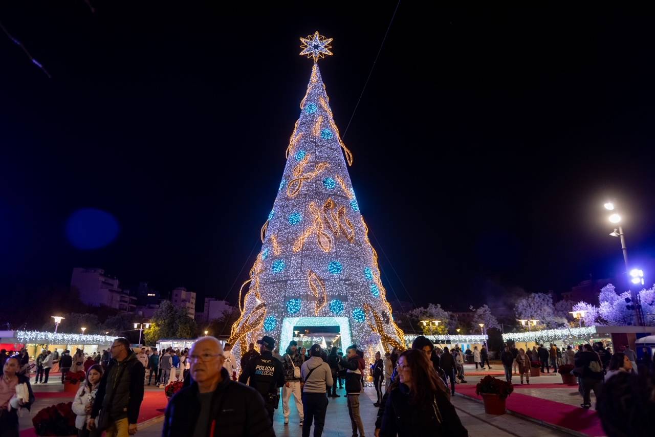 Árbol de Navidad y mercadillo en el Parc de Ses Estacions.