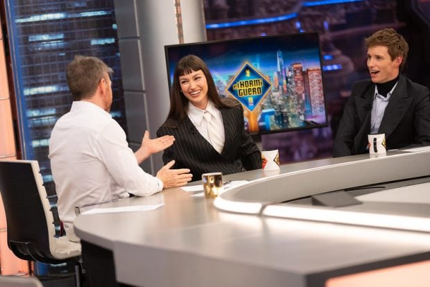 Eddie Redmayne y Úrsula Corbero en su visita a El Hormiguero (Atresmedia).