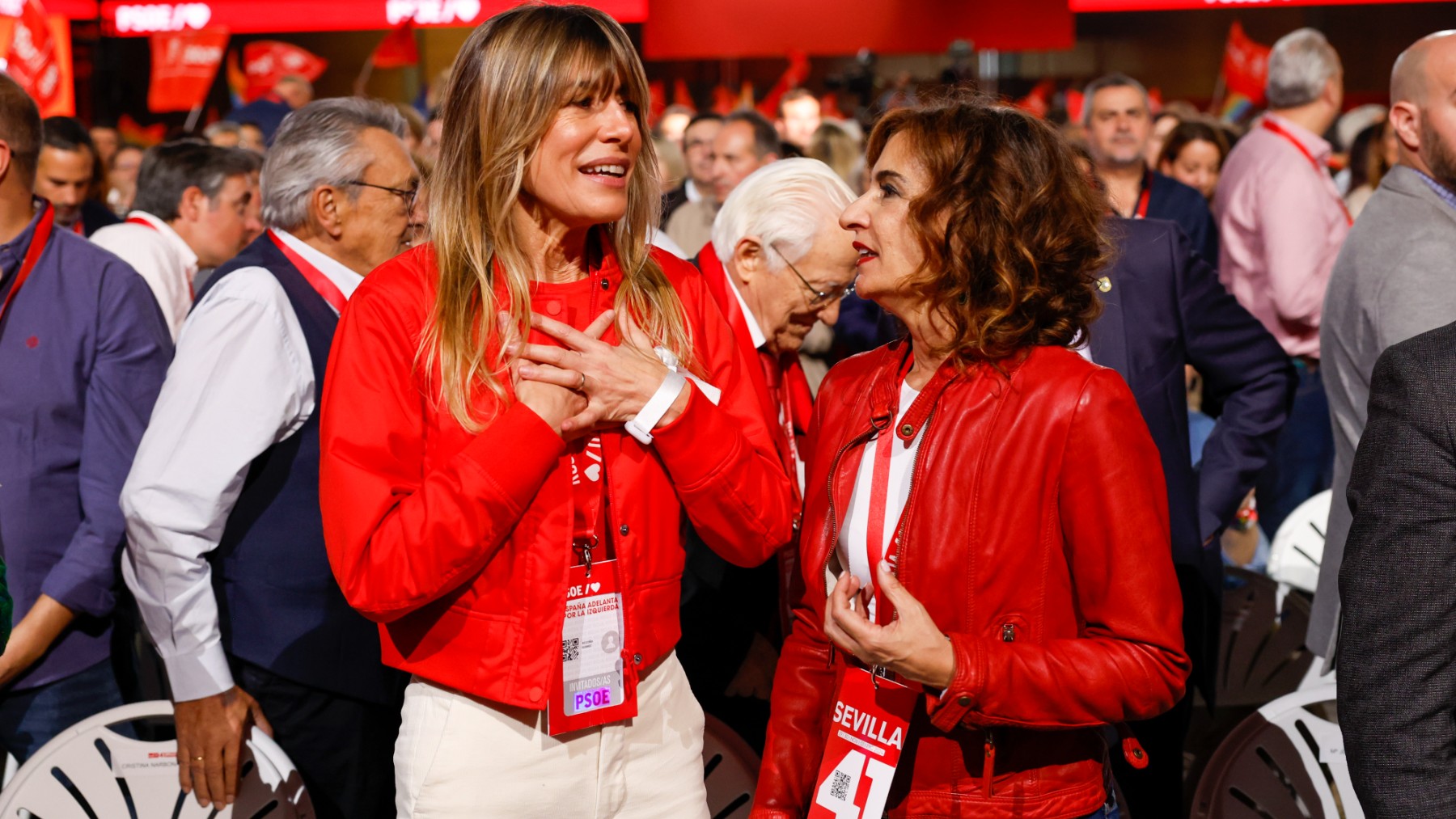 Begoña Gómez y María Jesús Montero, en el congreso del PSOE. (EFE)