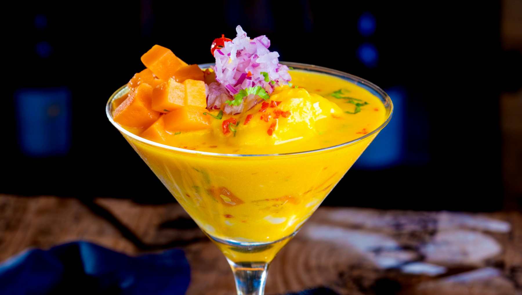 Ceviche tropical de mango. y camarones_ frescura y sabor tropical en un plato