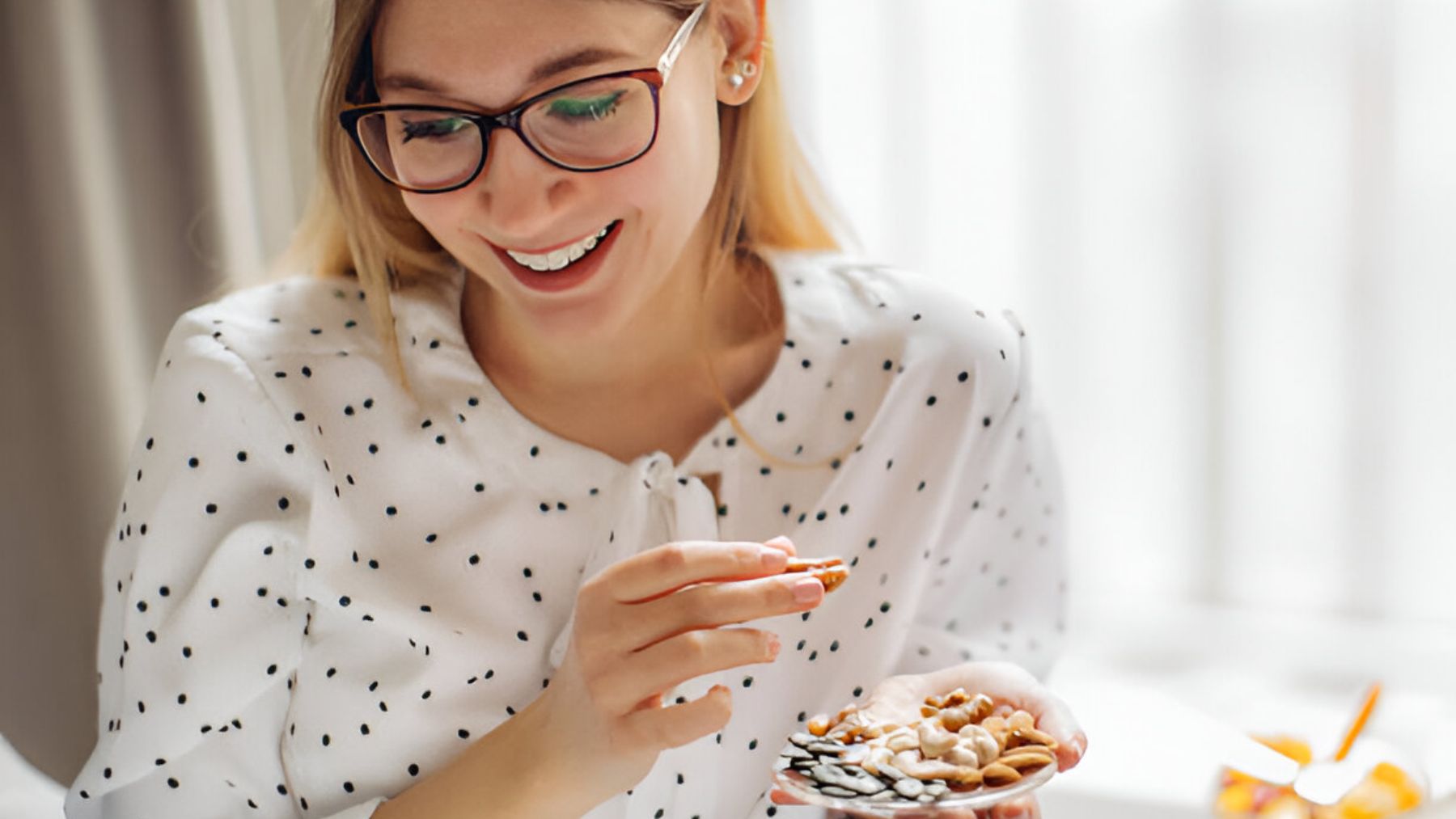 Mujer comiendo snacks.