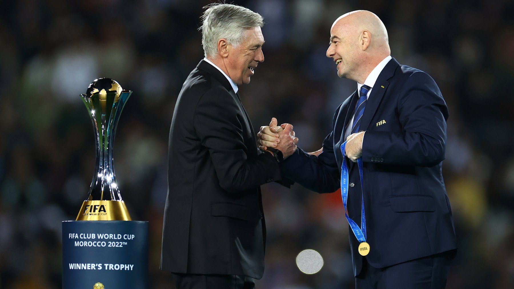 Ancelotti e Infantino con el trofeo del Mundial de Clubes. (GETTY)