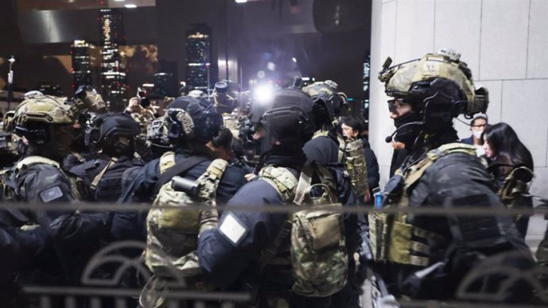 Militares surcoreanos tras la aprobación de la Ley Marcial.(Foto: EP)