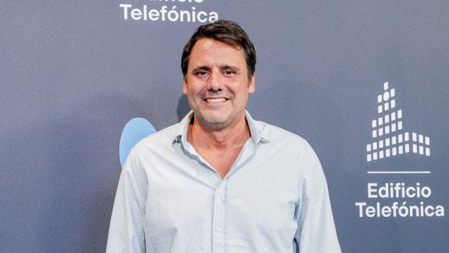 Ion Aramendi en un evento con una camisa azul