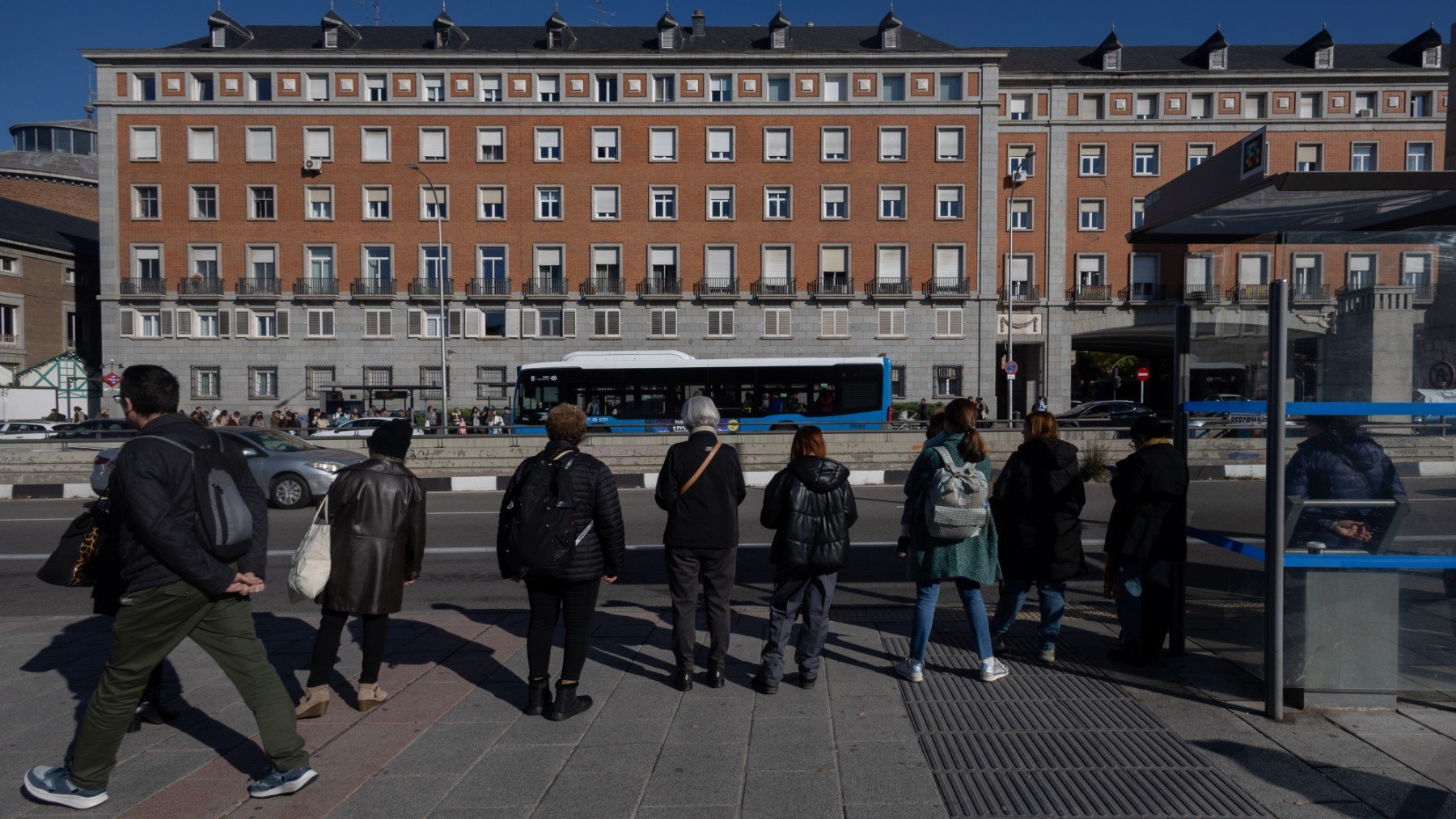 Un grupo de personas espera un autobús. (EP)