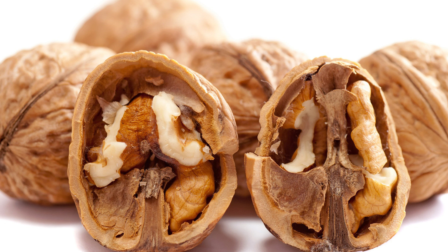 Nueces por dentro, partidas a la mitad. Foto: Pixabay.