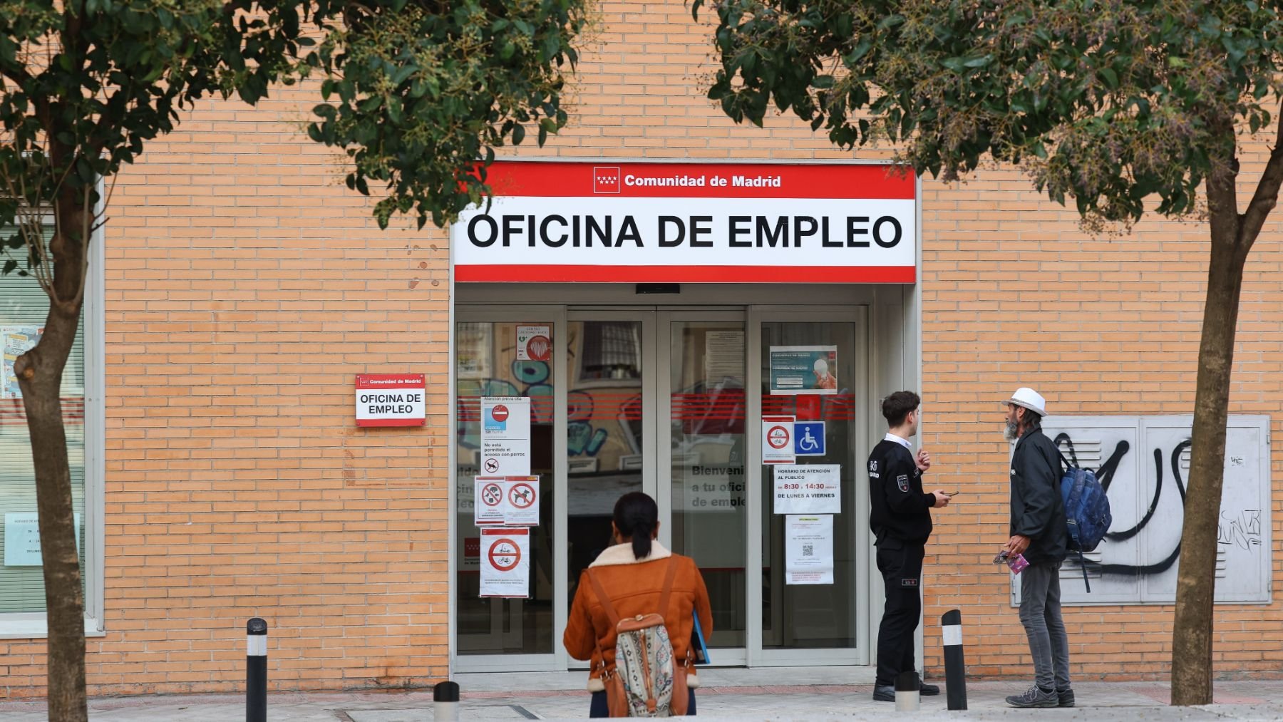 Varias personas en la puerta de una oficina de empleo. (EP)