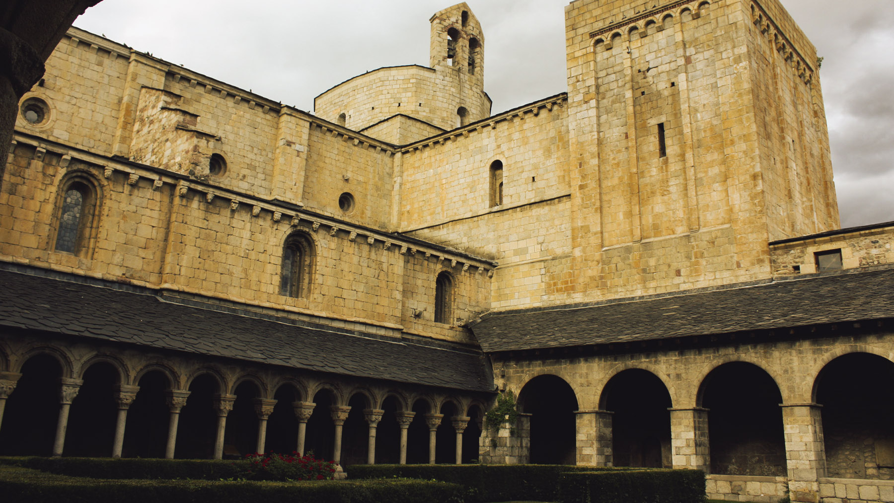 Patio de la catedral de Santa María de Urgell. Foto: Patalín en Wikimedia Commons.