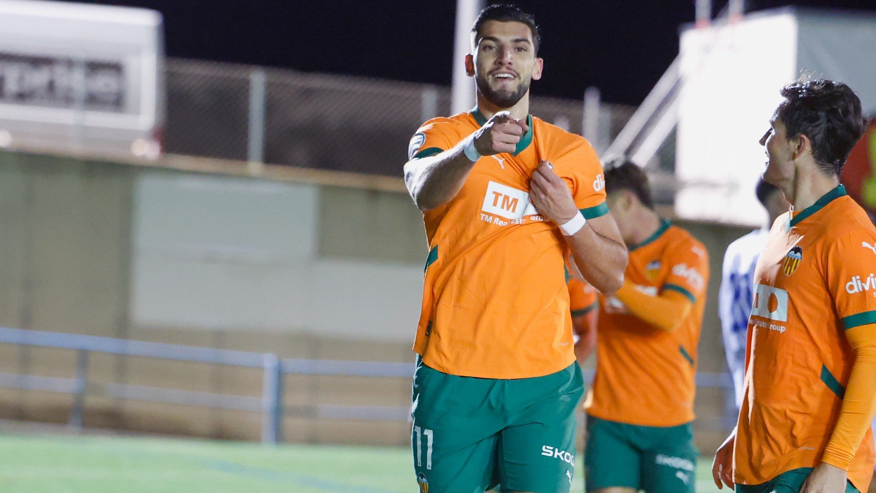 Rafa Mir celebra su gol con el Valencia en Copa. (EFE)