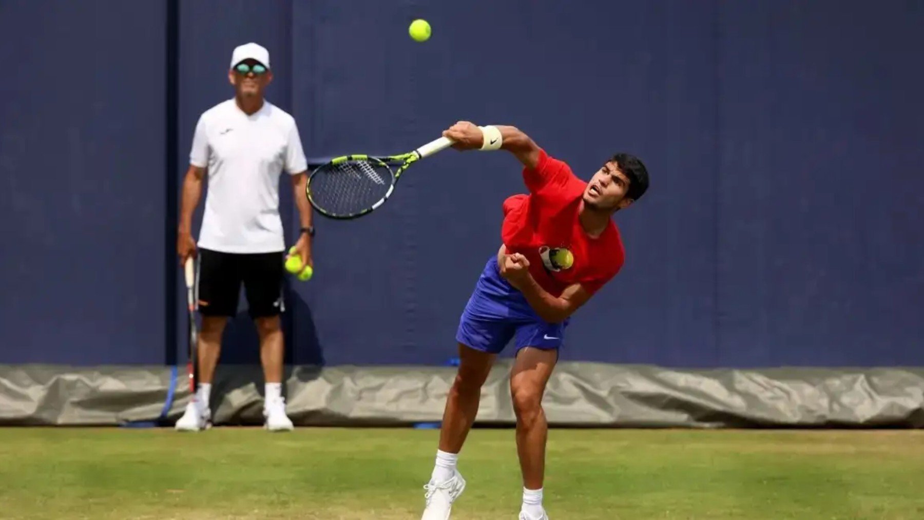 Alcaraz se ejercita bajo la atenta mirada de Samu López para el torneo de Queen’s 2023. (Getty)