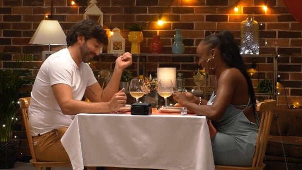 Santiago y Deya en First Dates. (Mediaset)